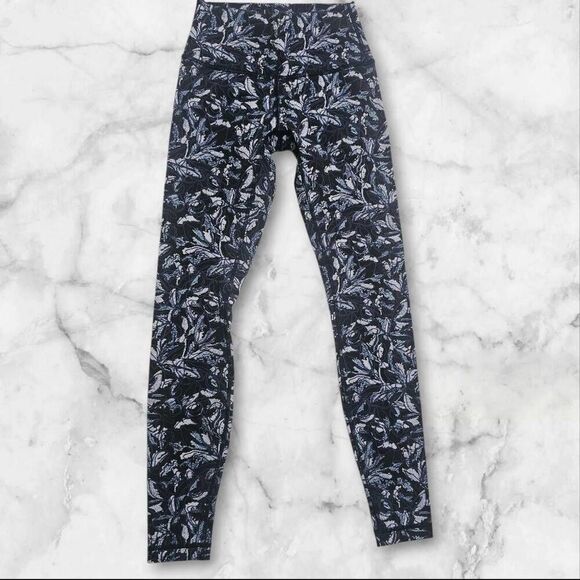 Lululemon Size 4 Wunder Under - Picture 1 of 4